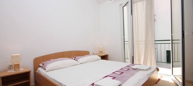 One bedroom apartment near beach Zaostrog, Makarska (A-6659-b)