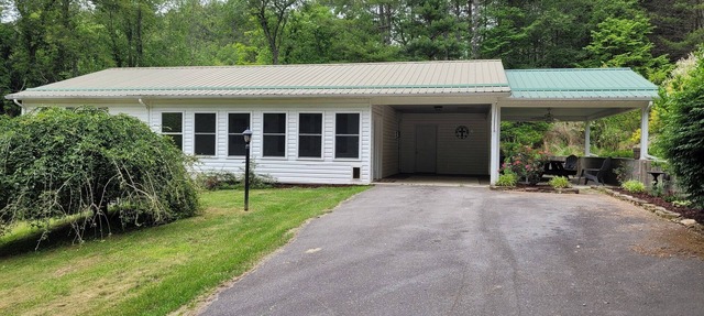 Peaceful creek side getaway nestled in the Blue Ridge Mountains in Independence