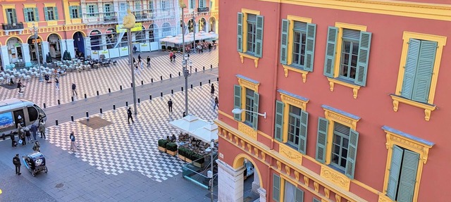 Pedestrian area, large studio mezzanine, 50m to the sea in Nice