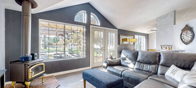Pine-Perfected Paradise: Your Family's Relaxing Escape at the Bird House in Bend