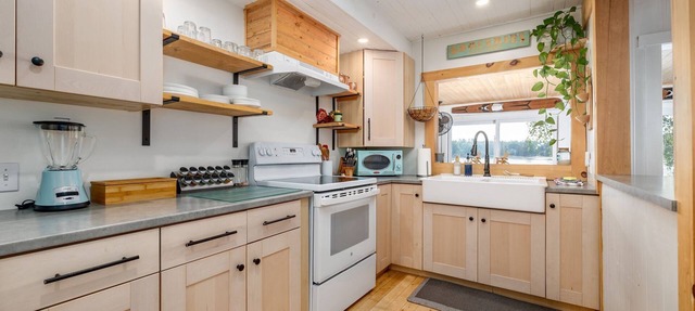 Pineview Cottage Escape - Year Round w/Hot Tub & Pet Friendly! in Youngs Point