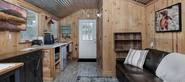 Pixie's Porch Tiny Home in Centerville