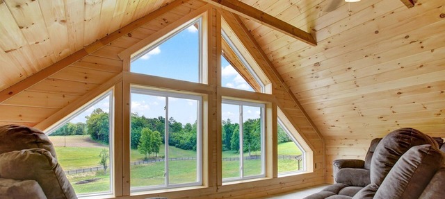 Private Farm Setting w/7-bedroom cabin & pond, Plus 3 acres of yard space in Mapleton