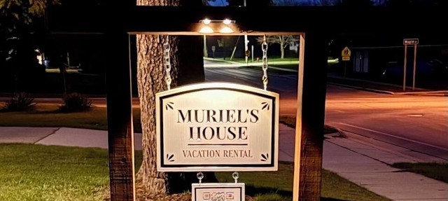 Private Hot Tub, Outdoor TV, near Downtown & Lake Michigan Beaches!