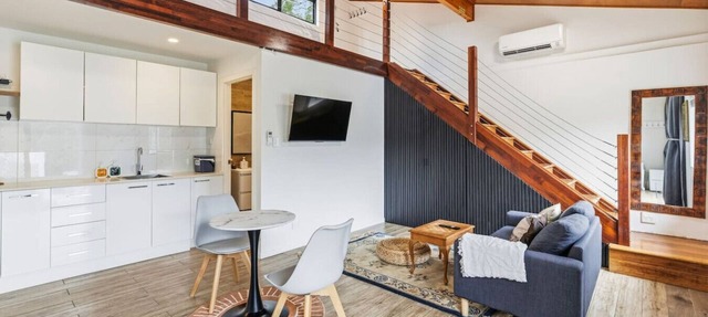 Private Loft Studio | High Ceiling | Tennis Court in Daisy Hill