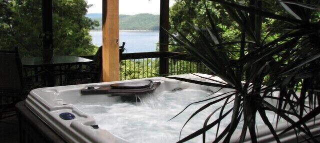 Quiet, Private, Relaxing, With HOT TUB and Adventures in Eureka Springs