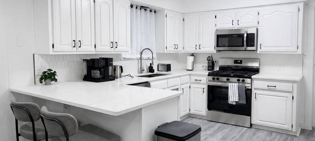 Recently Updated, King bed, Near U of A & Downtown in Springdale