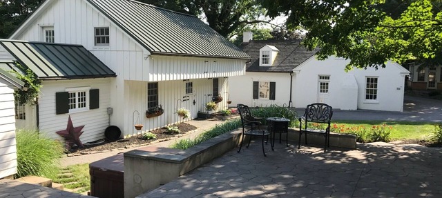 refinished barn with pool table, ping pong, pool and hot tub! in Lancaster