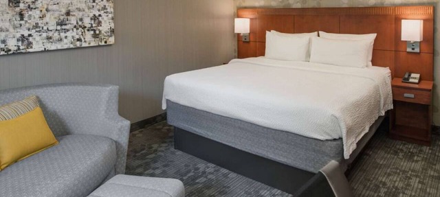 Relaxing Stay Close to Seattle Aquarium! Indoor Pool, Pet-friendly Property!