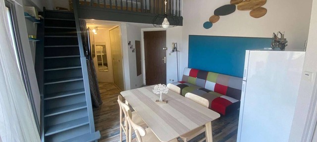 Renovated Studio Cabin Mezzanine with Terrace, Parking & Pets Allowed – Sleeps 4