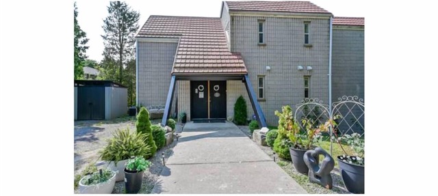 Riverfront Estate in Paris, 5 luxury Suites indoor pool hot tub self serve spa in Brant