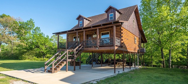 Riverfront Lodge with a Hot Tub
