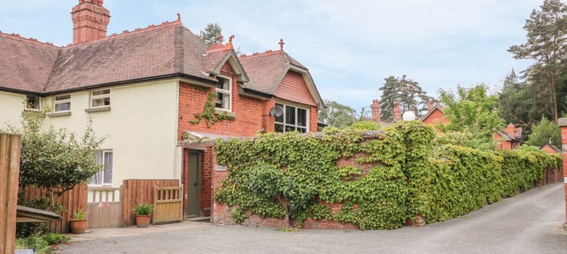 RIVERSIDE COTTAGE, pet friendly, with a garden in Llanwrthwl