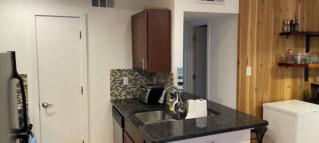 Rustic Pool Front Condo with AC, High Speed Wifi in Beautiful Austin, TX in Austin