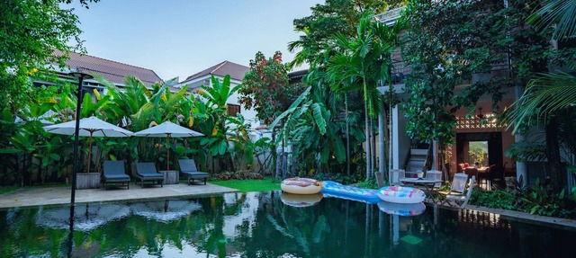 Rustic wooden home 1960s style with privet pool