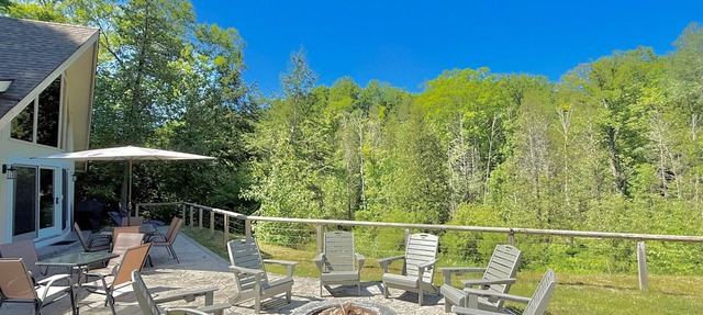 Secluded Betsie River Cabin 3bd+2ba+Loft by Crystal Mtn,8acres,Porch,Fireplace!