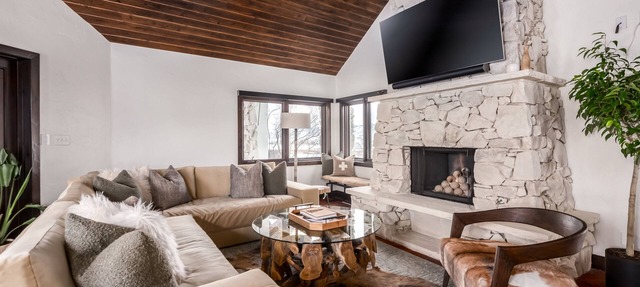 Secluded Luxury Ranch Estate on Scenic & Tranquil Acreage
