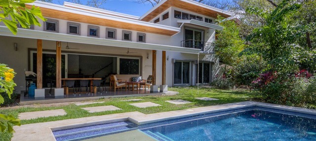 Serene home w/pool & yard wildlife steps to beach in Nosara