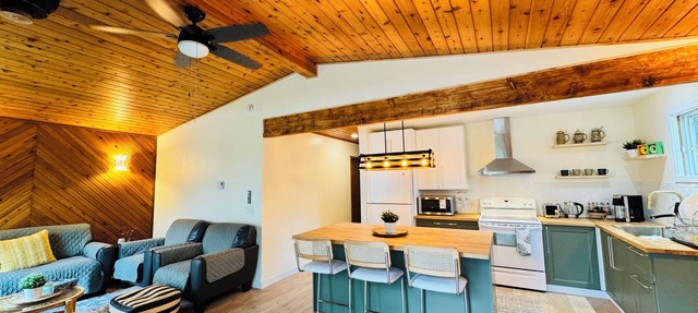 Short Drive to the Beach/Fishing/Treed Yard/Year Round Cottage/Family Kitchen