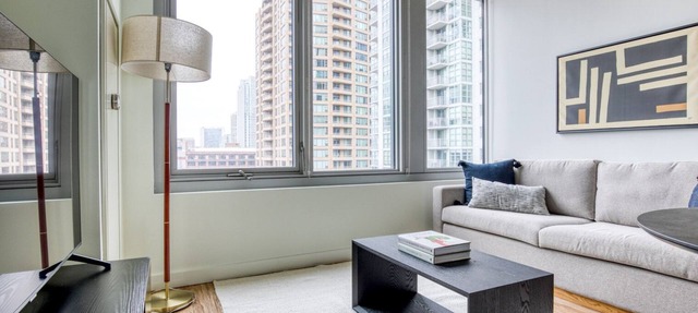 Sleek West Loop Studio w/Deck, Pool & Gym, 3 blocks to L, by Blueground in Chicago