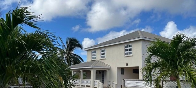 Spacious 3 bedroom home, 10 minute walk to Bay on East Coast. Sleeps 7.