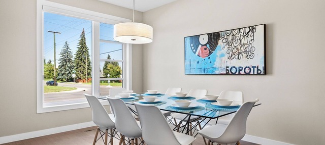 Spacious Central 4BR Duplex with 2 Car Garage & Downtown View from Rooftop Patio in Calgary
