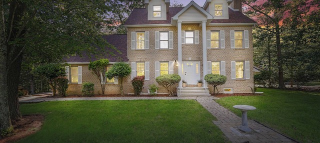 Spacious Colonial Home with Hot Tub, Games, Lake Club & Top Local Attractions