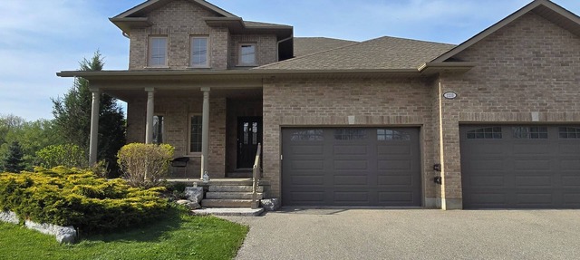Spacious Doon Retreat | Sleeps 8 | Private Yard | Near 401 in Kitchener