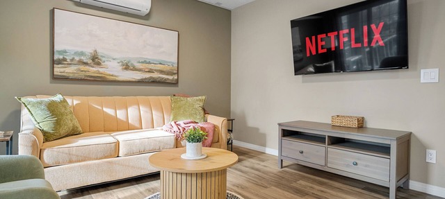 Spacious Riverfront DT Condo: 3 Beds, AC, Heated Parking, Stampede & Saddledome in Calgary