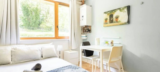 Spacious room with a relaxing view in Stepaside