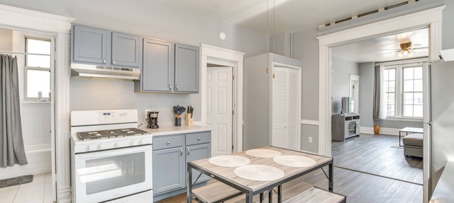 Spacious Roscoe Village Apt w/Home Office!
