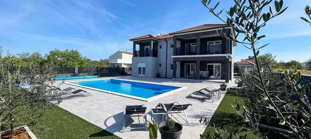 Spacious Villa Ela with heated pool in Murvica