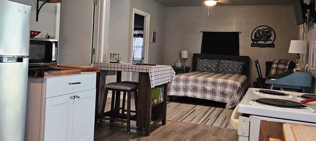 Studio with so much to offer! Small family and pet friendly.