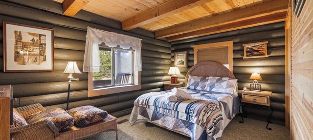 Sunriver Riverfront Log Cabin With Hot Tub in Bend
