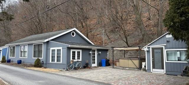 Sunset Retreat Cayuga Cottage w/hot tub - Cayuga Lake- Panoramic views & Yard. Pet Friendly!