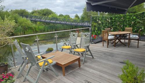 The Floating Home at Upton
