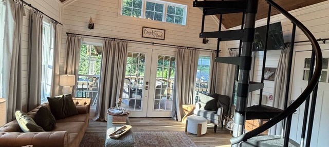 The Red Dog Chalet Couples Retreat w/Hot Tub