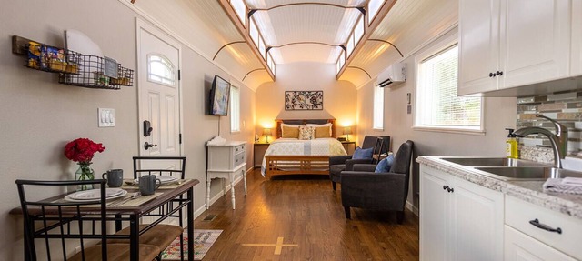 —> The Trolley Car <—