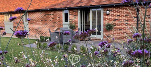 This barn is a 2 bedroom(s), 2 bathrooms, located in Kent, England.