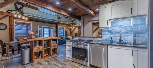This charming spacious post-and-beam gateway approx. 5 mins from Pt Dover beach. in Simcoe