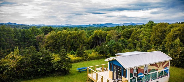 Tiny, charming mountaintop cottage with large firepit, deck and amazing views in Glendale Springs
