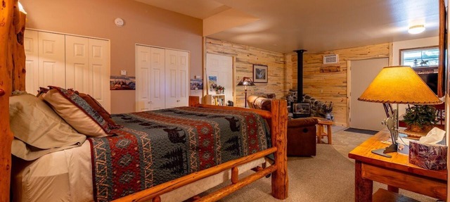 Trail's End- couples retreat close to downtown