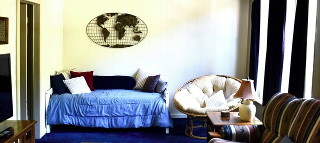 Train View a spacious 3-bedroom upstairs apartment with WiFi in Northfork in Northfork