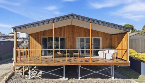 Tranquil Escape by the Water in Triabunna