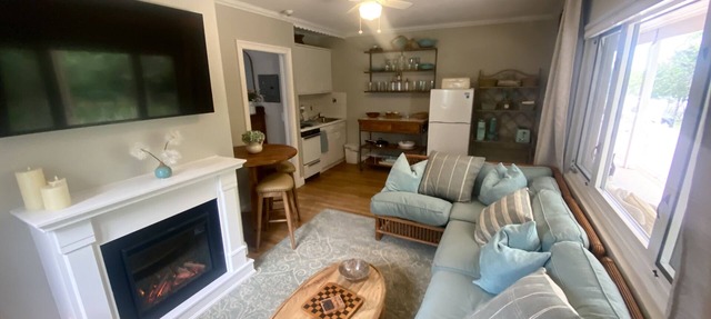Tree lined Hideaway on the Bay in Hampton Bays