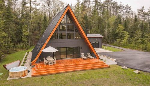 TreeTops Ayframe, Supersized AFrame on the River with Hot Tub in Indian River