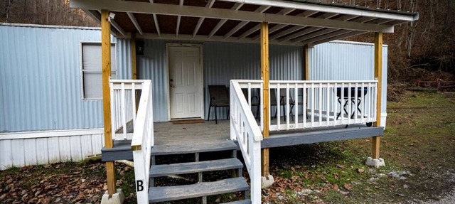 Unit B – Trailside ATV Stay w/Firepit, Sleeps 10 in Red Jacket