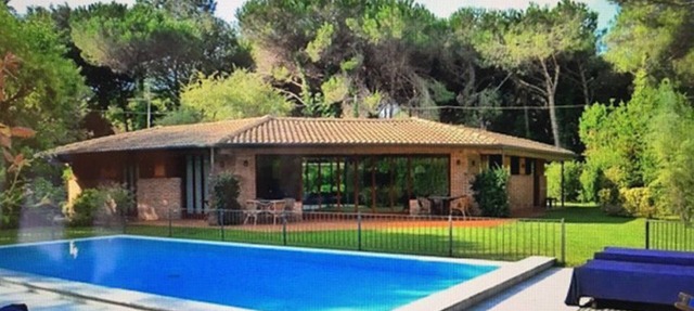 Villa Butterfly ideal for family reunion! Luxuriant garden pool BBQ tennis table