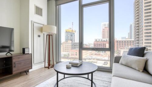 W Loop Studio w Deck Pool Gym 3 blocks to L CHI-644 in Chicago