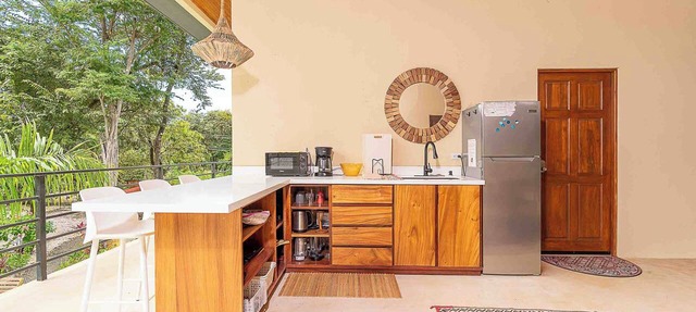 Walk to beach, 2BR/2BA, Apartment, pool, parking, outdoor kitchen
